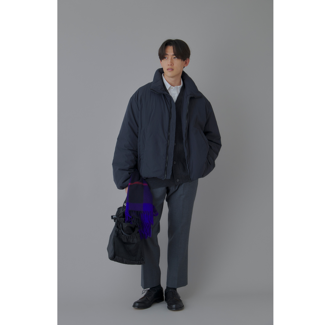 グレーの中綿ブルゾンにグレースラックスを合わせた冬のオフィスカジュアル