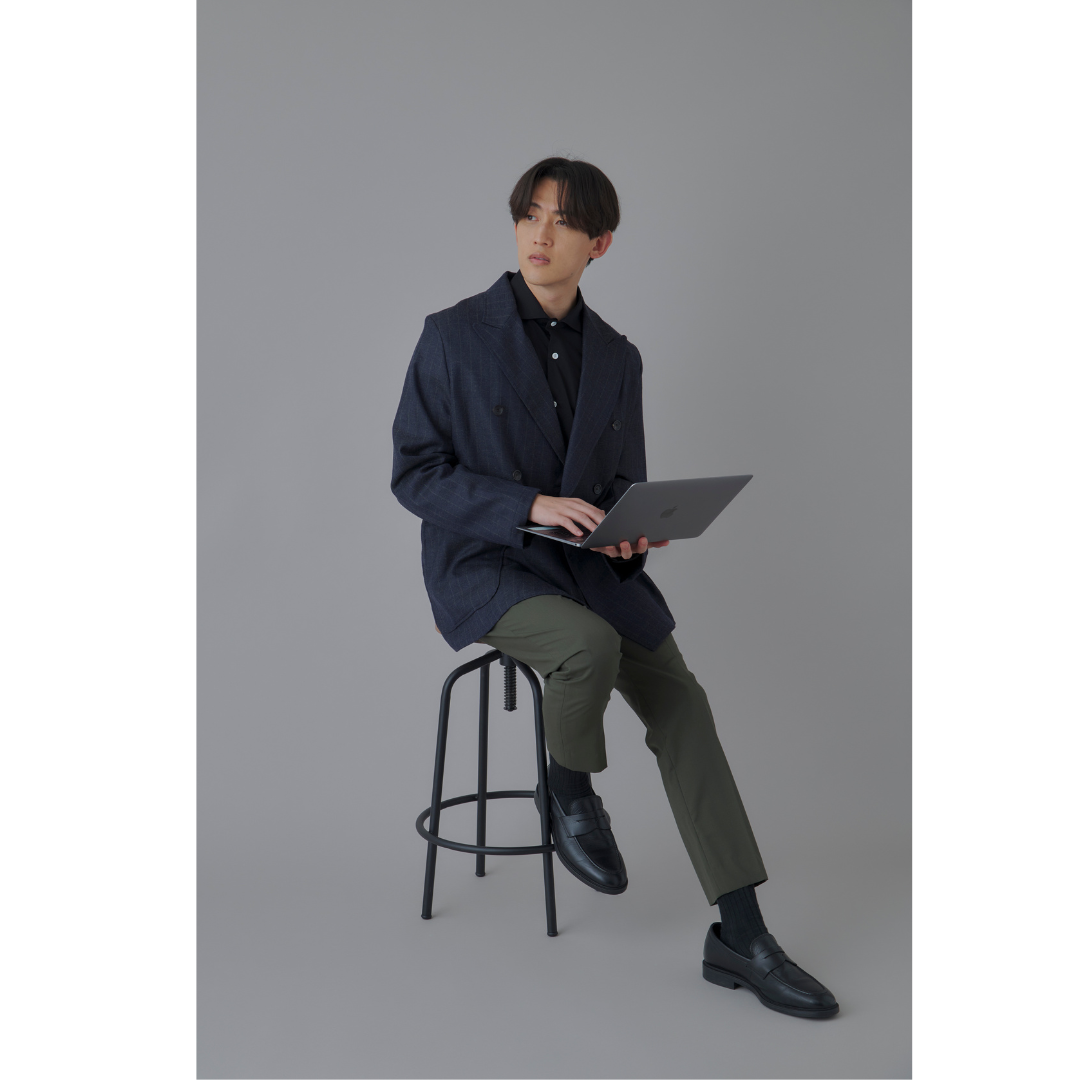 ネイビーのジャケットにカーキのチノパンを合わせた冬のオフィスカジュアル