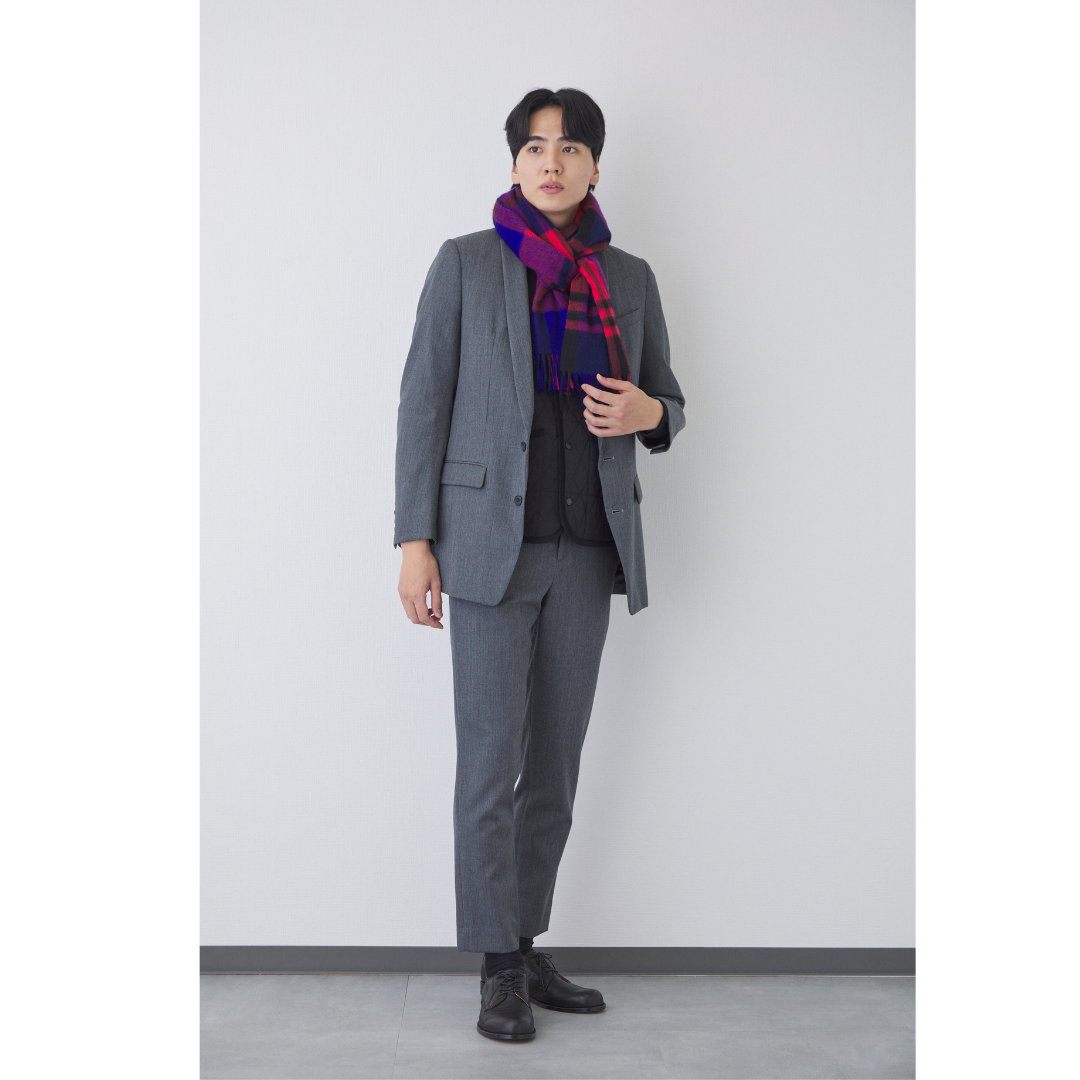 グレーのセットアップにチェックのマフラーを巻いた冬のオフィスカジュアル