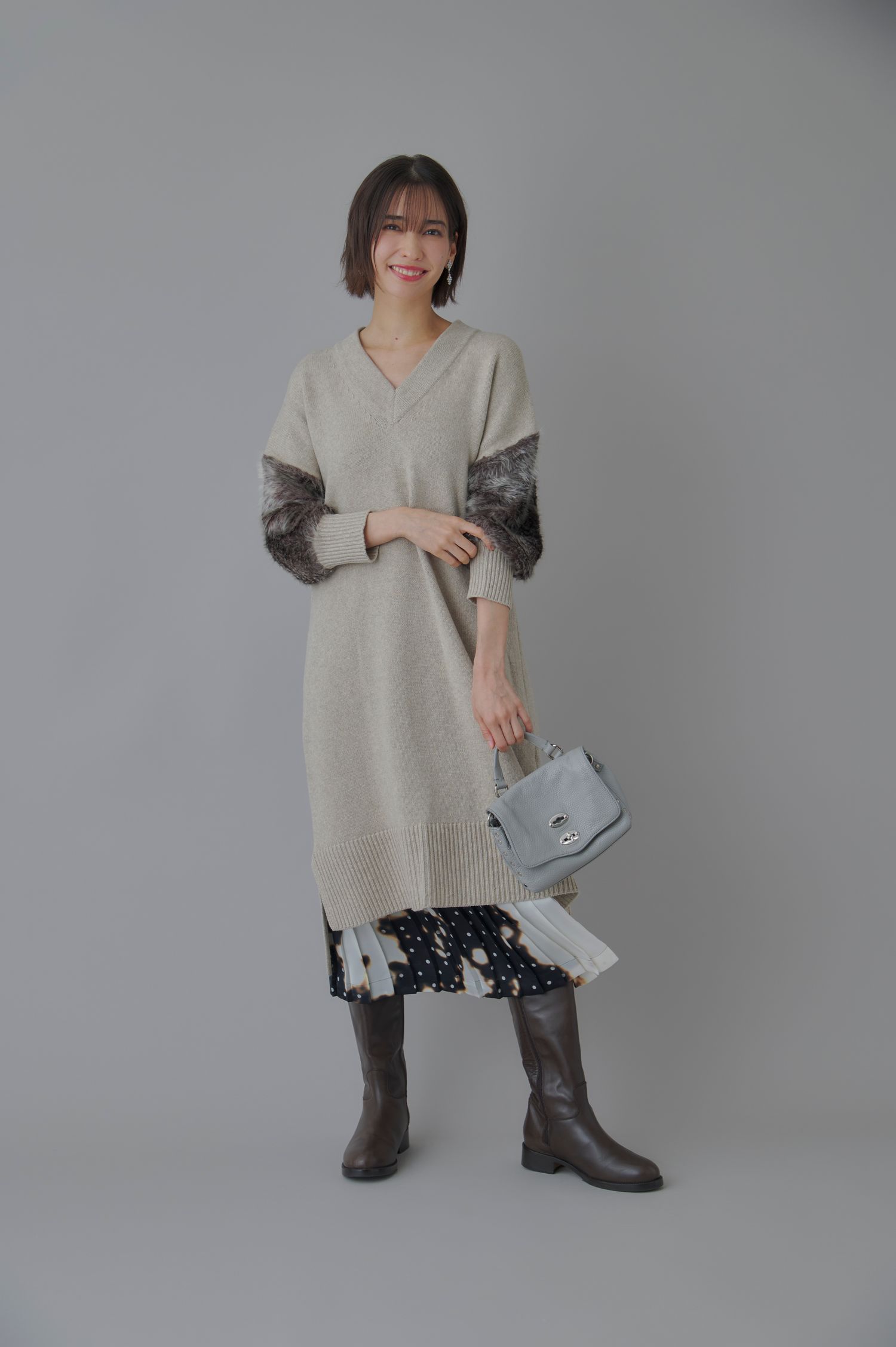 ニットワンピース×プリーツスカートの冬のきれいめワンピースコーデ