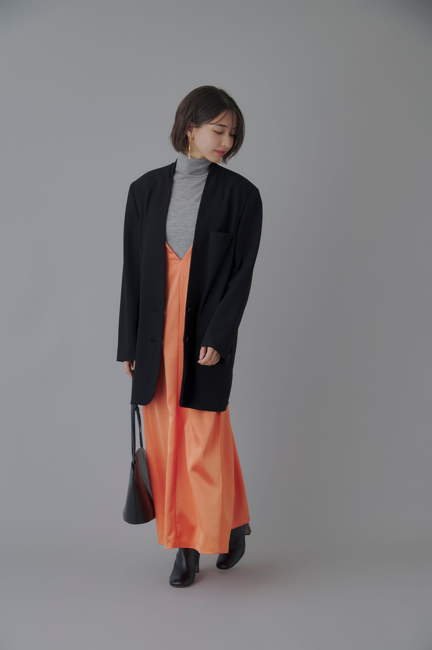 鮮やかカラーのキャミソールワンピースを使った冬のきれいめワンピースコーデ