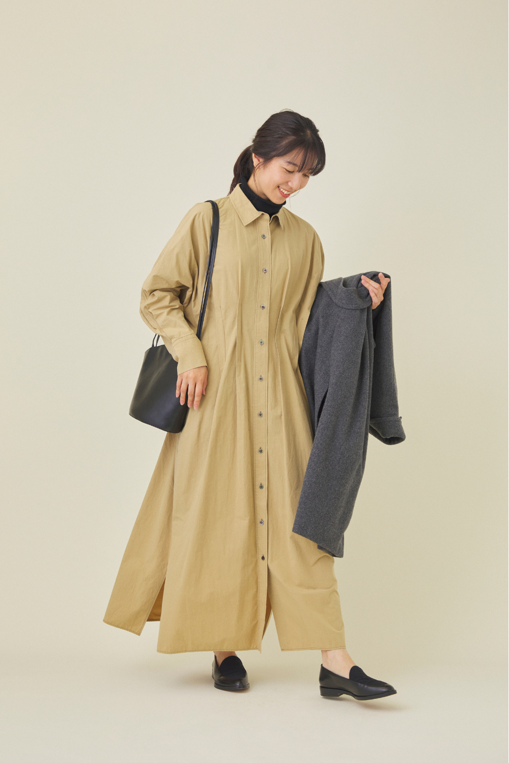 タートルネックニット×シャツワンピースの冬のきれいめワンピースコーデ