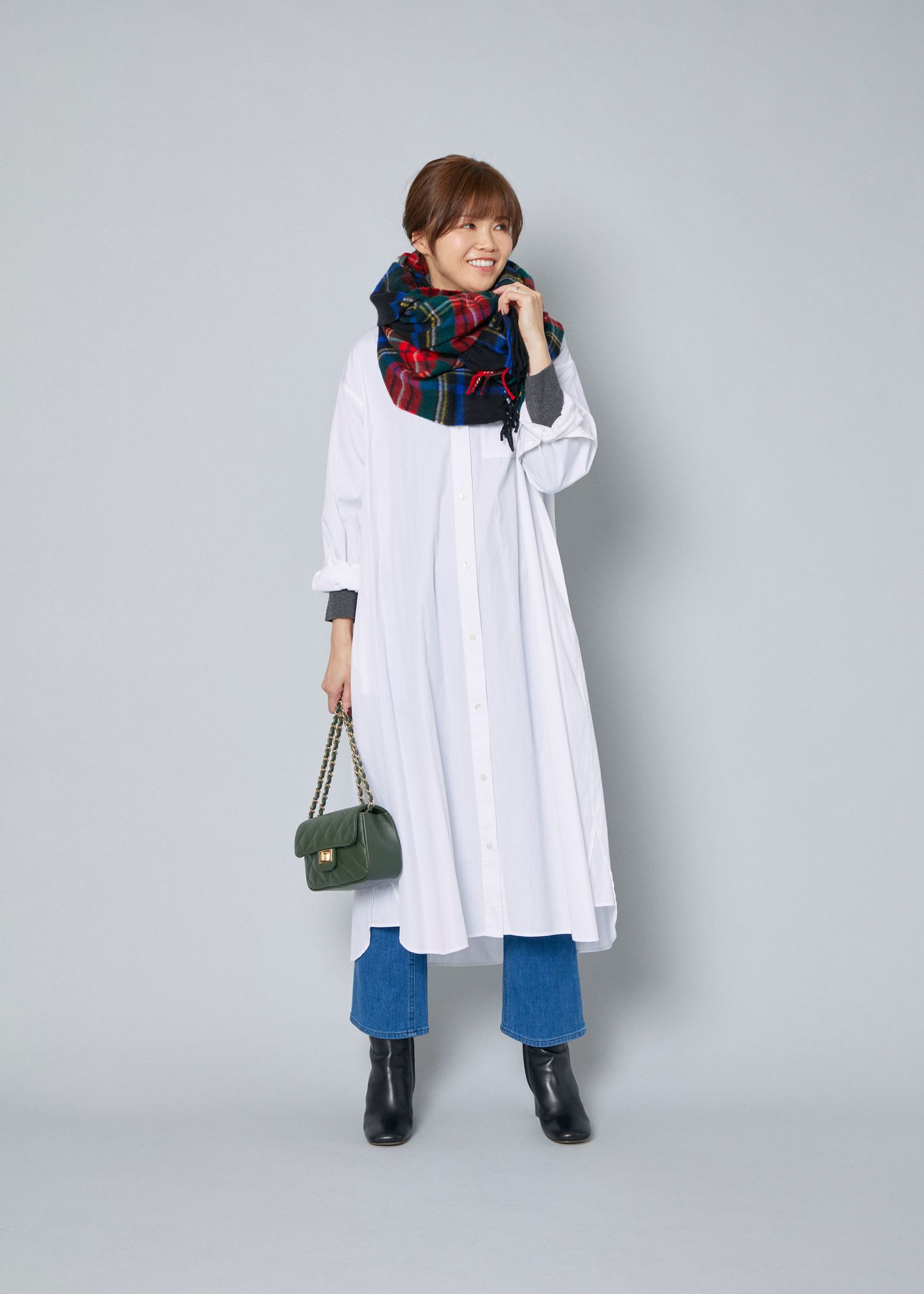 シャツワンピース×デニムの冬のきれいめワンピースコーデ