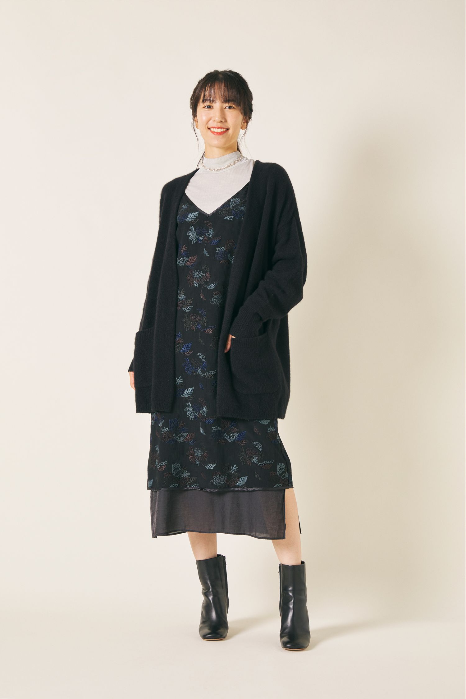 キャミソールワンピースを使った冬のきれいめカジュアルワンピースコーデ