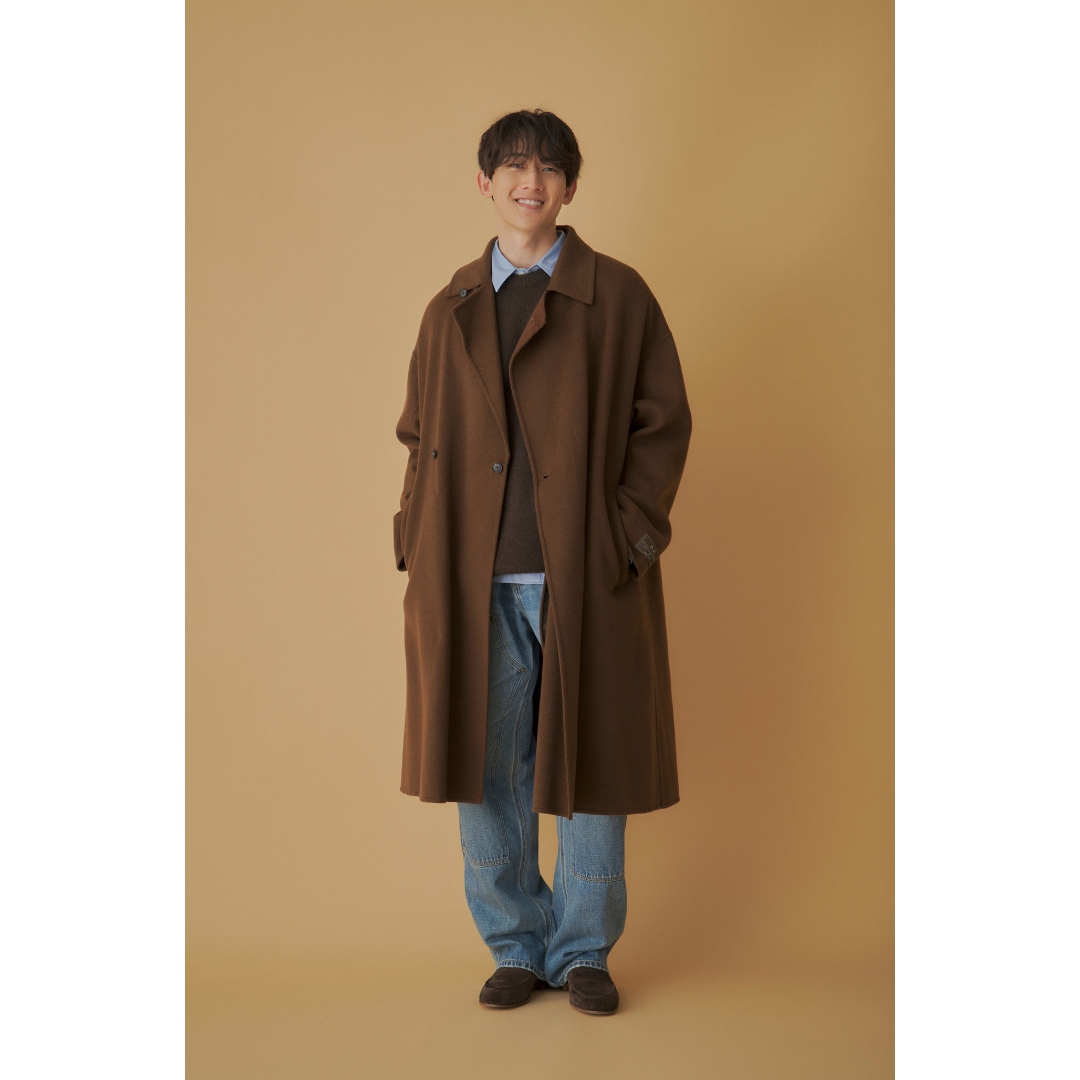 ブラウンコートにニットとデニムを合わせた冬のメンズコーデ