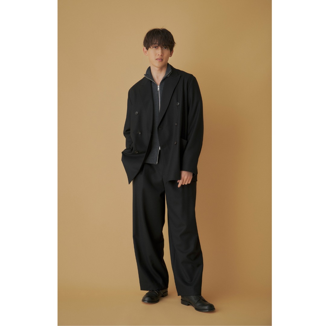 ブラックのセットアップにグレーのジップニットを合わせた冬のメンズコーデ