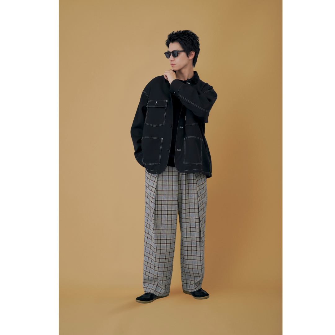 ブラックのカバーオールにグレーのチェックスラックスを合わせた冬のメンズコーデ
