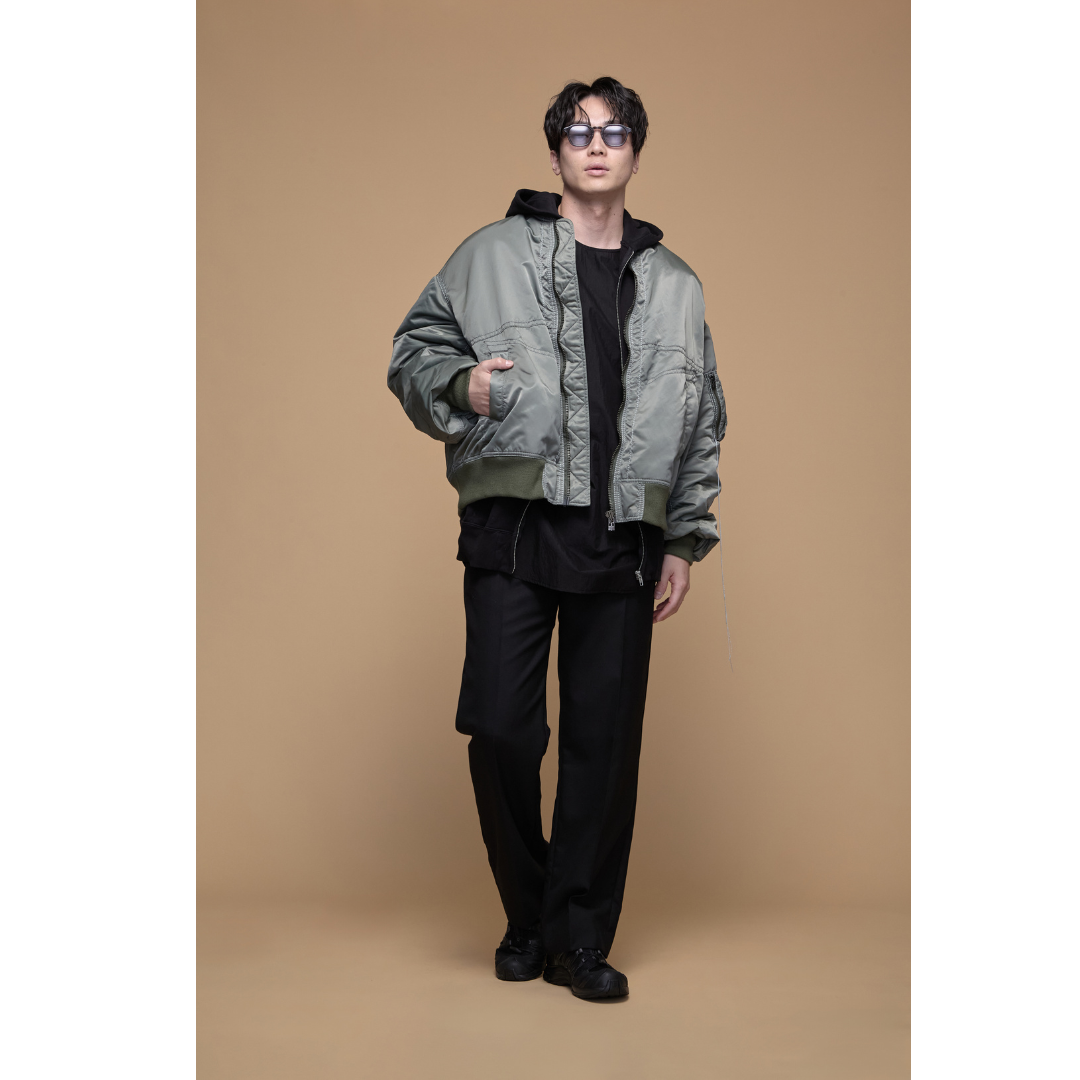 MA-1にブラックのフーディとスラックスを合わせた冬のメンズコーデ