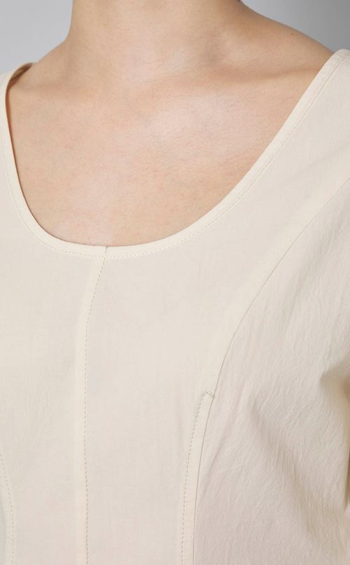 ラウンドネックシェイプブラウス