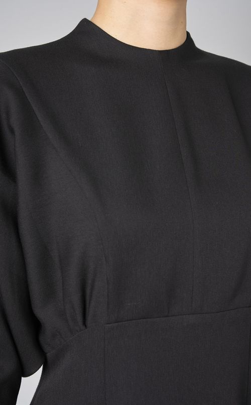 フラワーエンブロイダリーワンピース