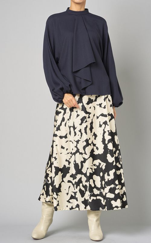 バンドカラーフロントラッフルブラウス