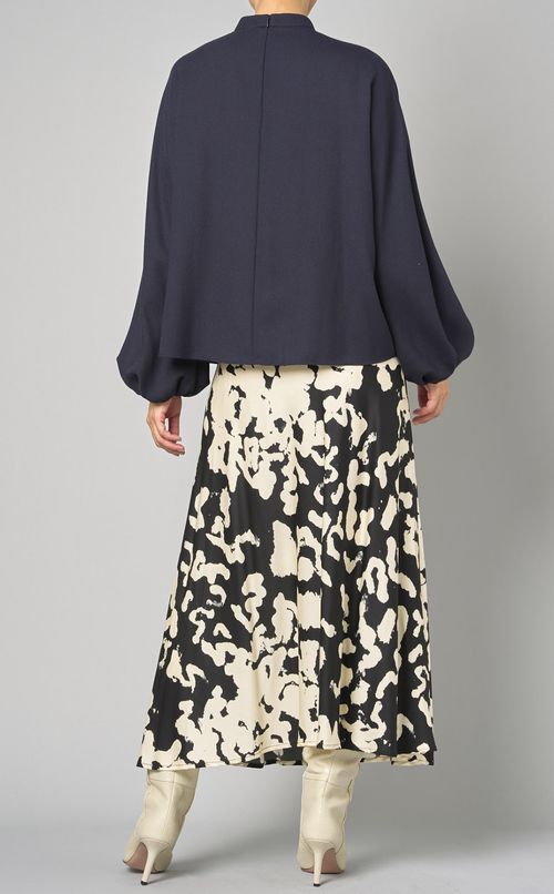 バンドカラーフロントラッフルブラウス