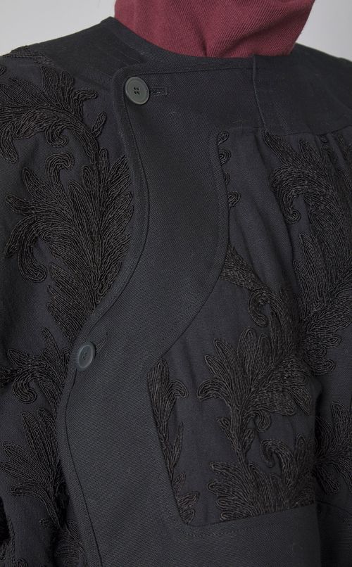 エンブロイダリ－ケープブルゾン