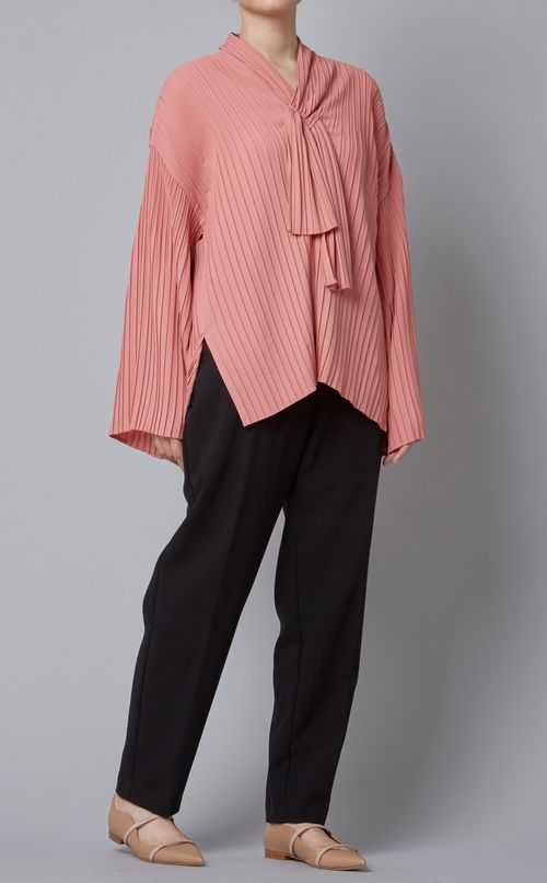 Vネックプリーツブラウス