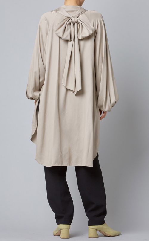 バックボウタイロングブラウス