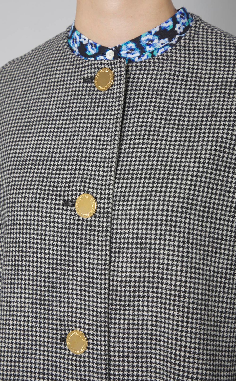 ノーカラーゴールドボタンコート