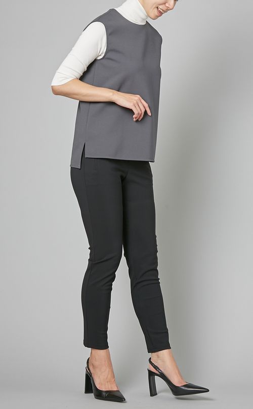 クルーネックスリーブレスブラウス