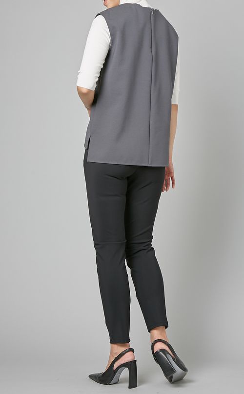 クルーネックスリーブレスブラウス