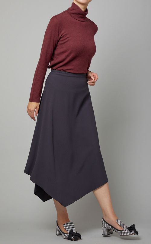 アシンメトリーヘムフレアスカート