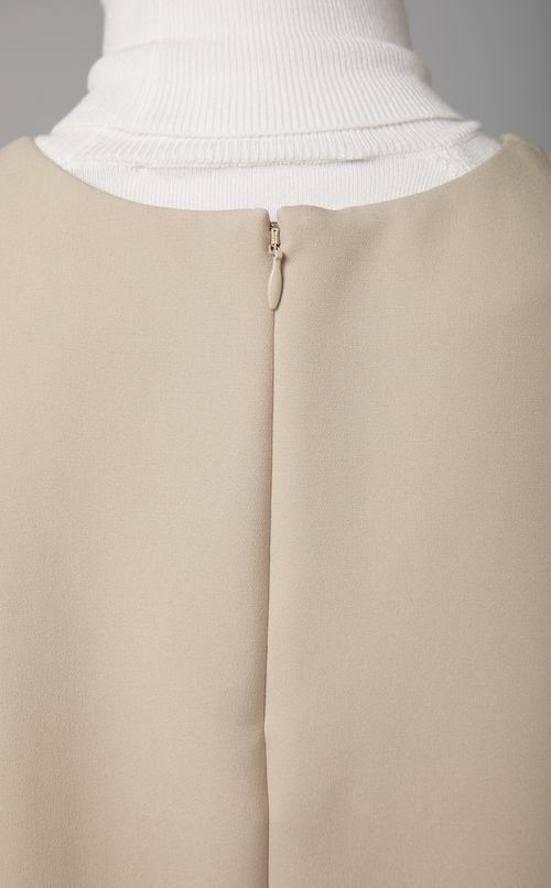 クルーネックスリーブレスブラウス