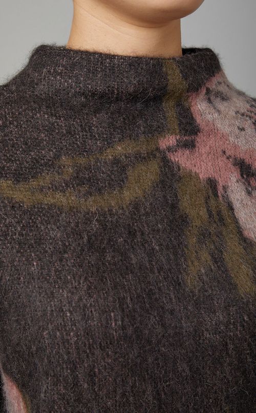 ローズジャガードハイネックニット