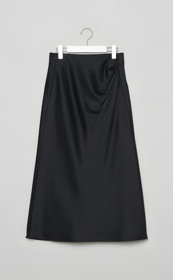 タックバイアスサテンスカート