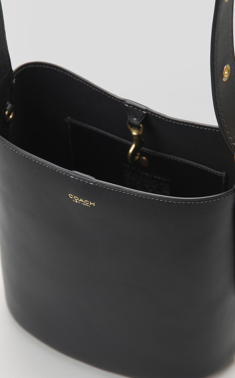 ブリーカーレザーショルダーバッグ