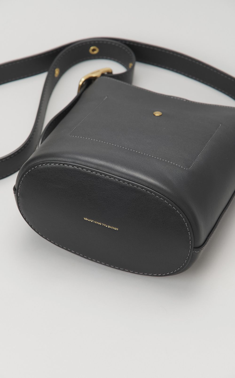 ブリーカーレザーショルダーバッグ