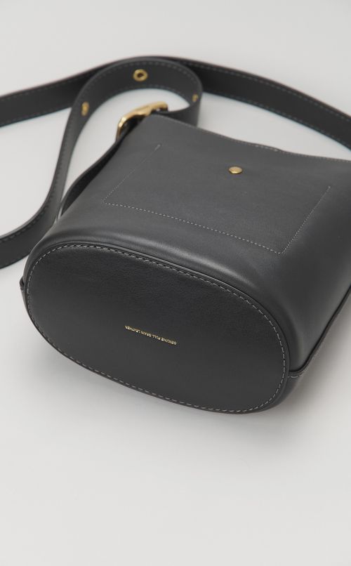 ブリーカーレザーショルダーバッグ