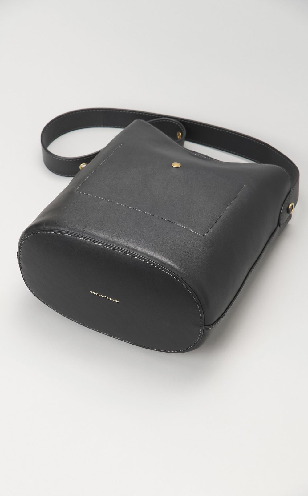 ブリーカーレザーバケットバッグ