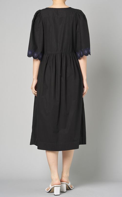 エンブロイダリーワンピース