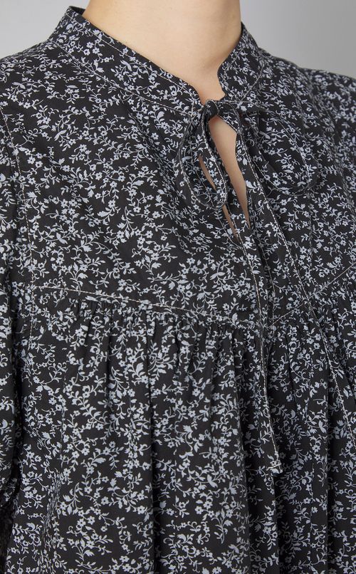 ホワイトフラワーパフスリーブシャツ