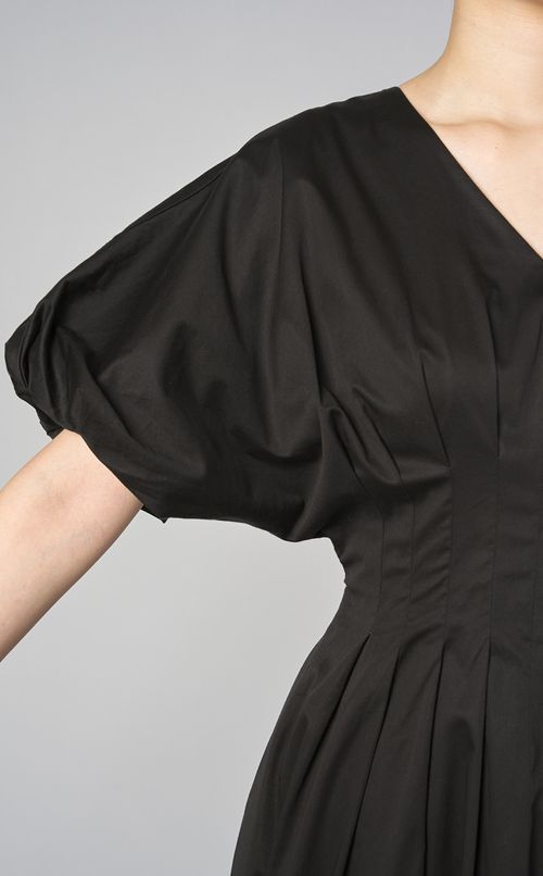 Vネックウエストタックワンピース