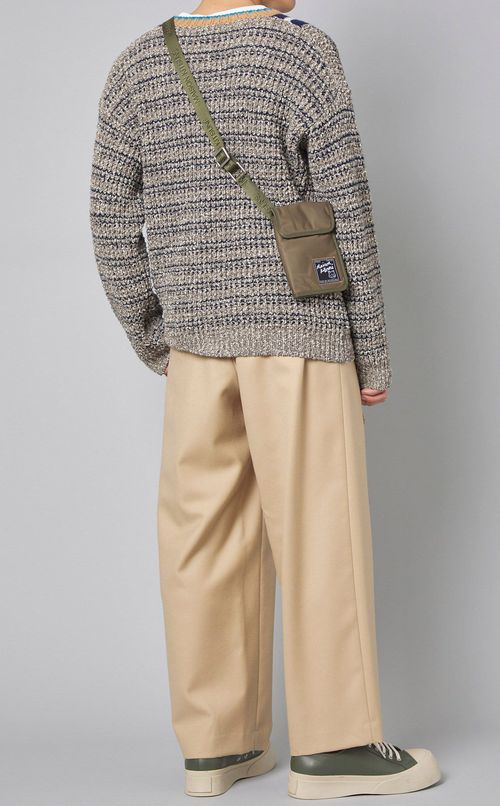 Vネックラインニットプルオーバー