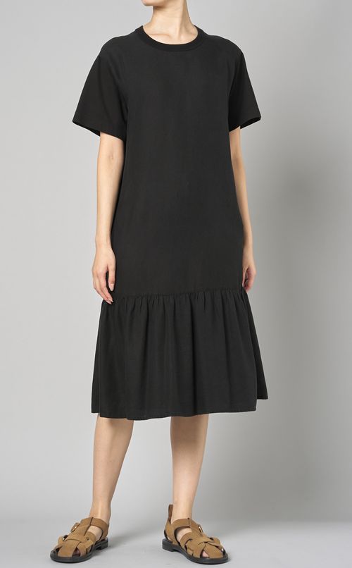 裾フレアワンピース
