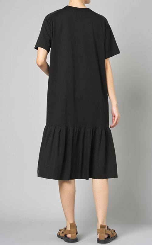 裾フレアワンピース