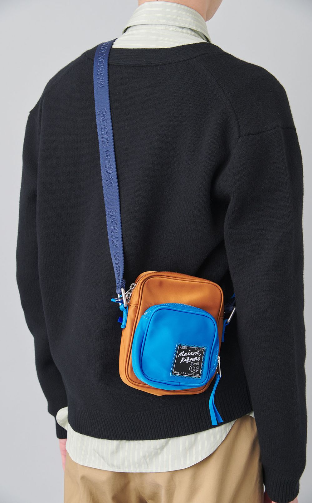 クロスボディポーチ