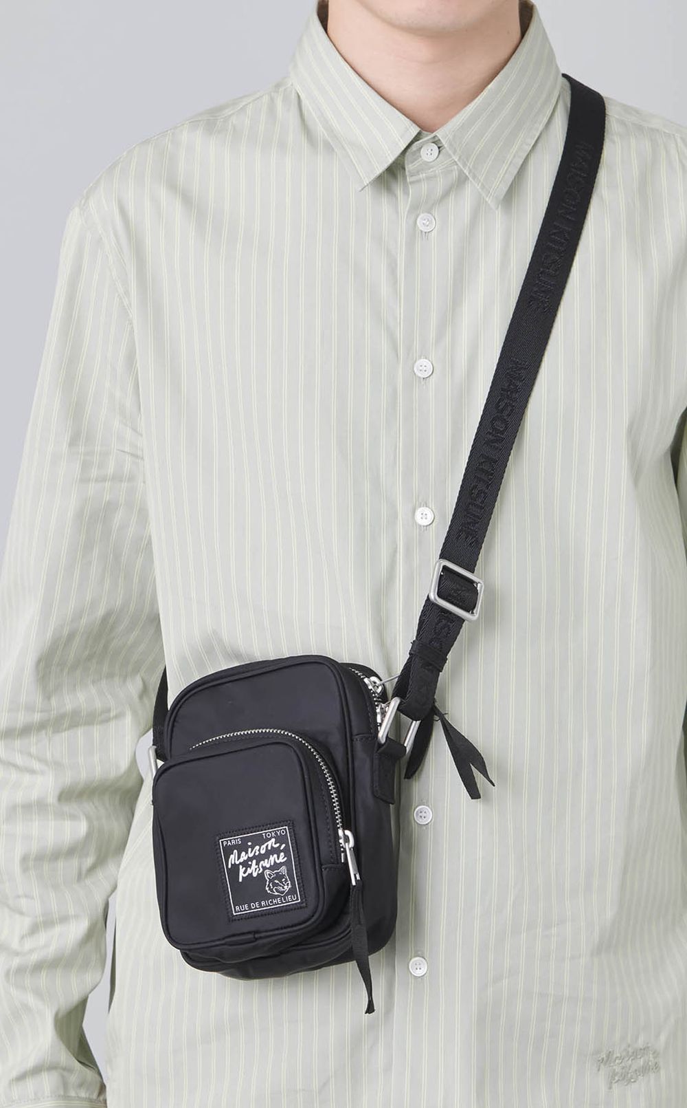 クロスボディポーチ