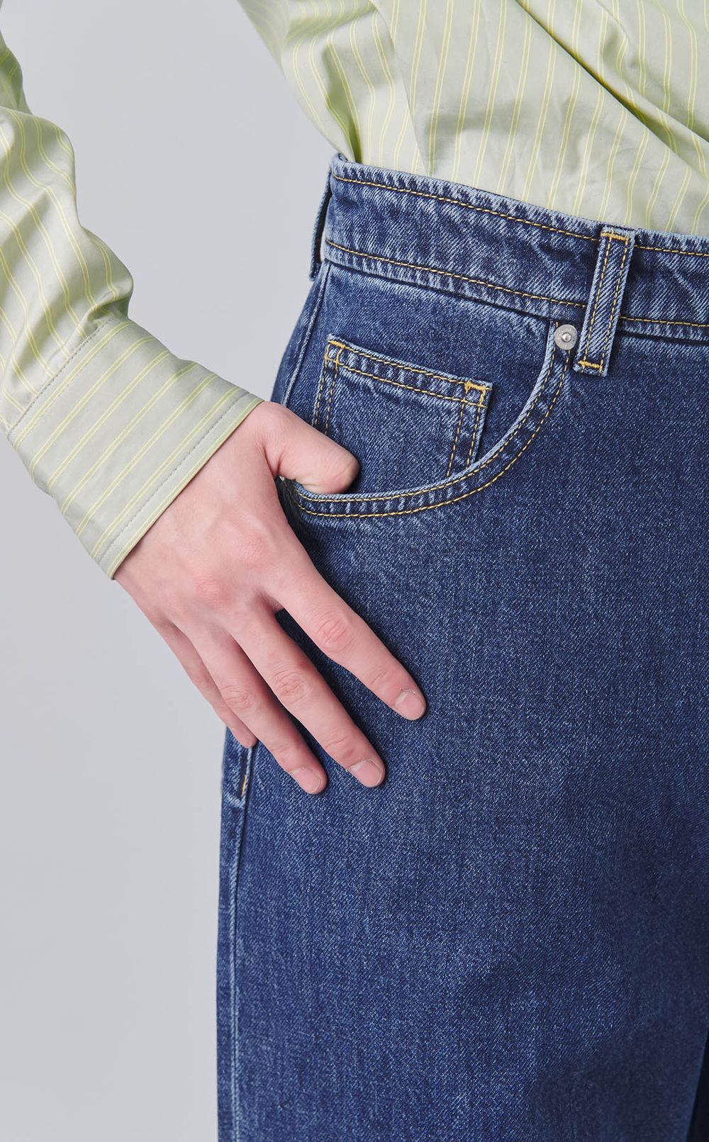 ストレートデニムパンツ