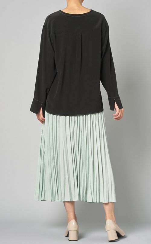 Vネックシルクブラウス