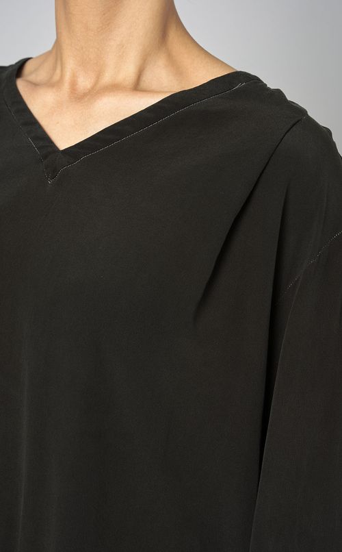 Vネックシルクブラウス