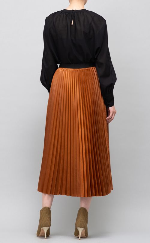 サテンプリーツスカート