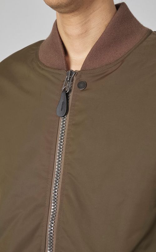 ナイロンツイルボンバージャケット