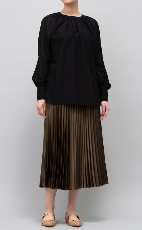 サテンプリーツスカート