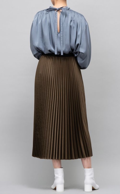 サテンプリーツスカート