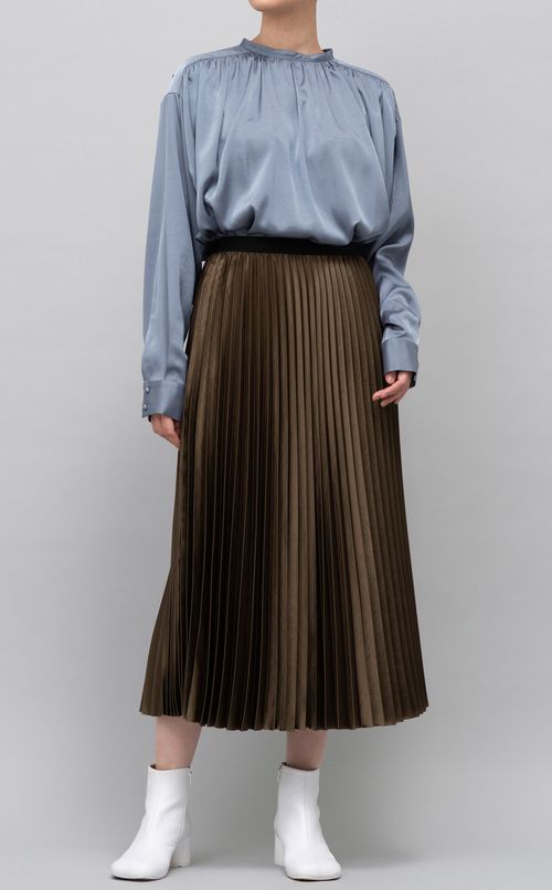 サテンプリーツスカート