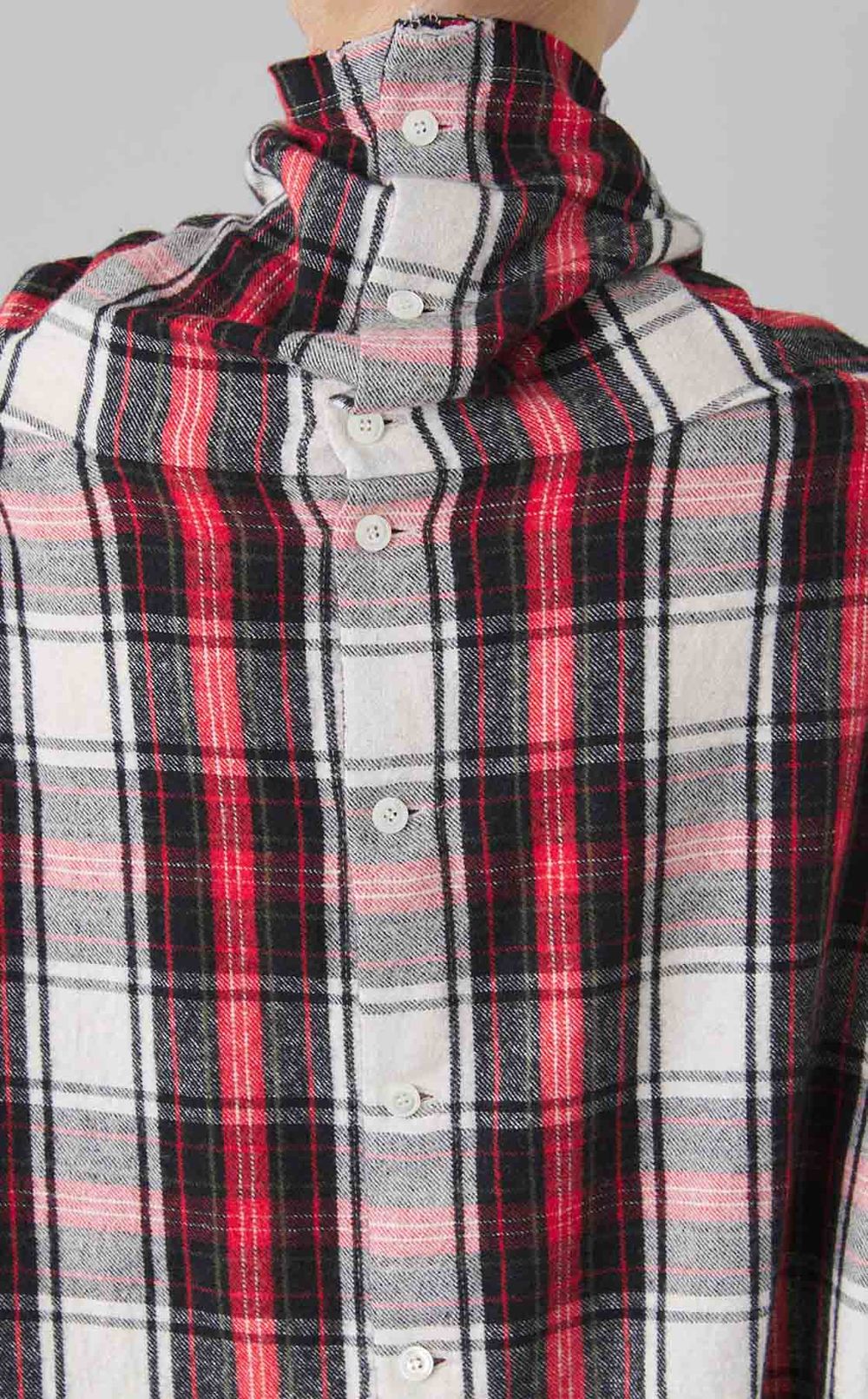 チェックスカーフ付きハイネックシャツ