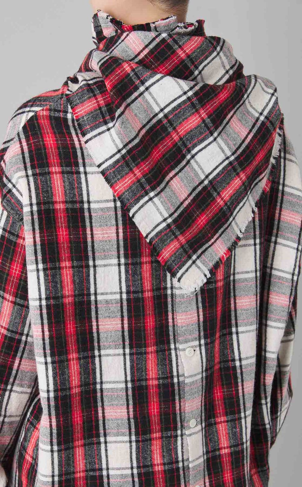 チェックスカーフ付きハイネックシャツ