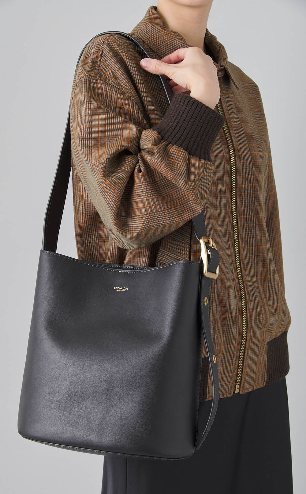 ブリーカーレザーバケットバッグ