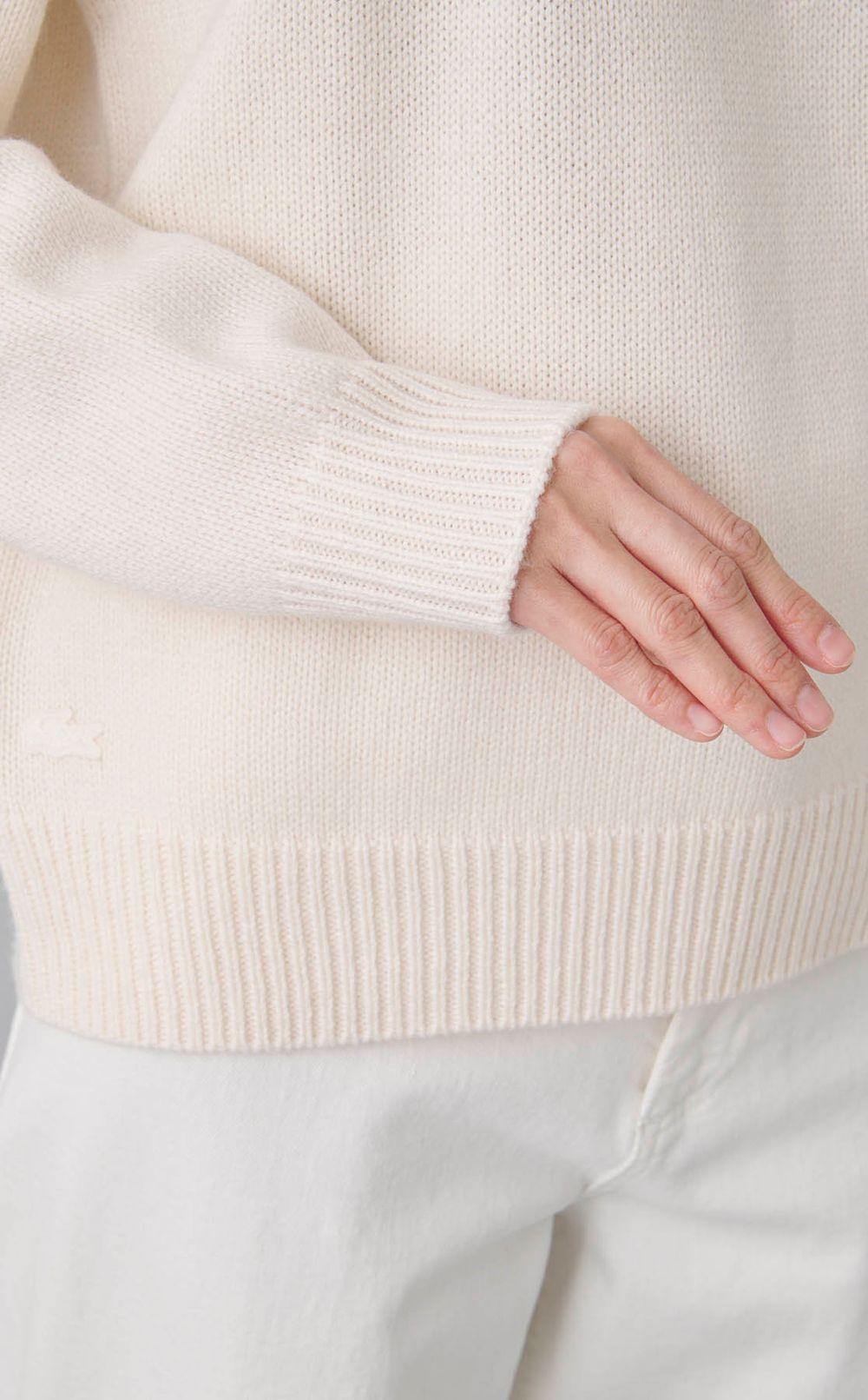 ロゴモチーフニット